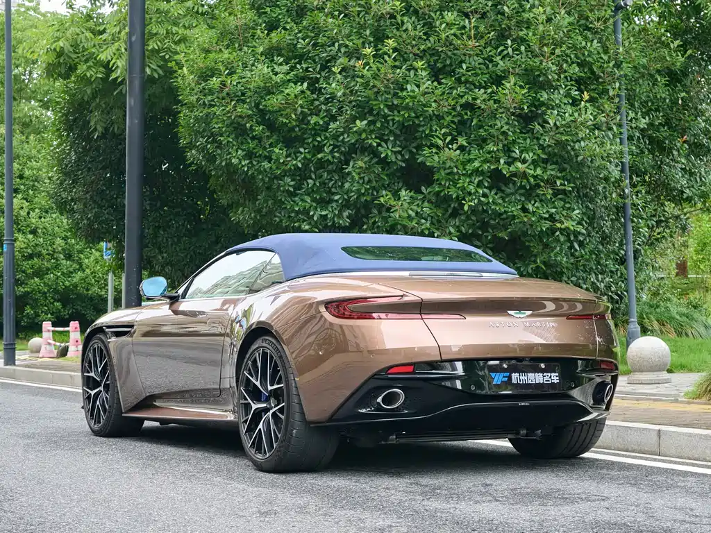 Aston Martin DB12 — миниатюра 15