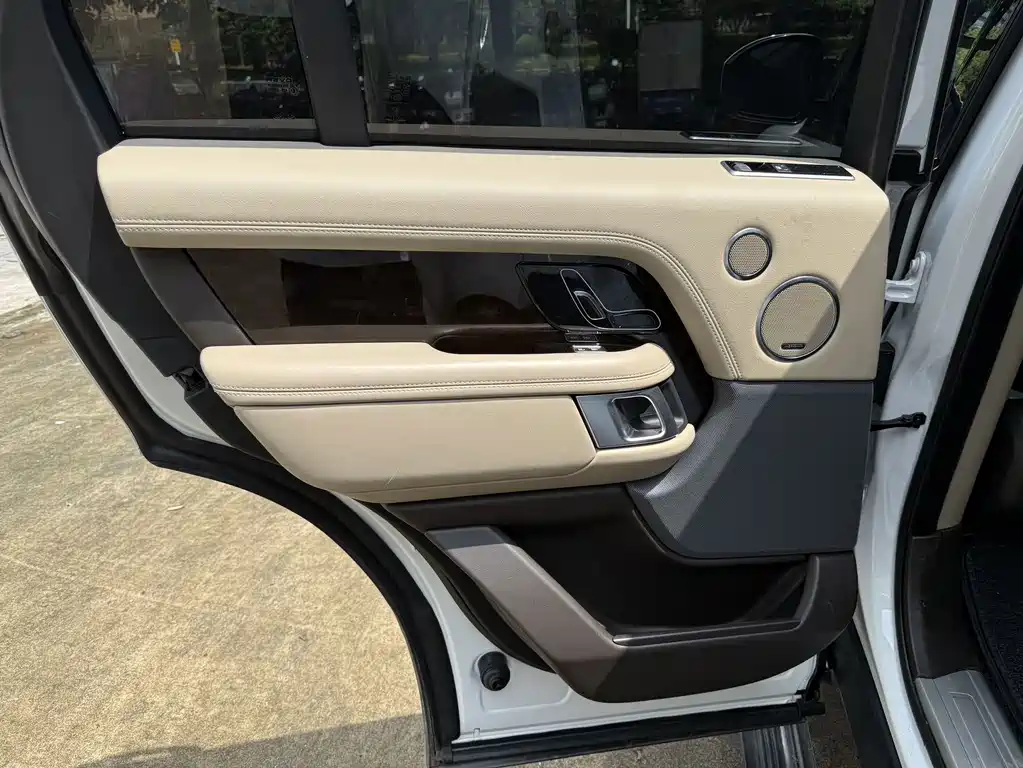 Land Rover Range Rover — миниатюра 8