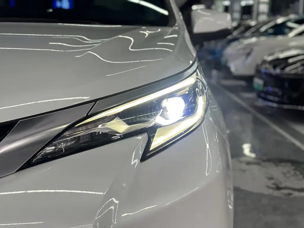Toyota Sienna — миниатюра 4
