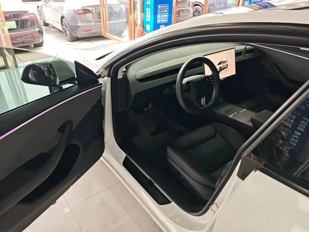 Tesla Model 3 — миниатюра 16