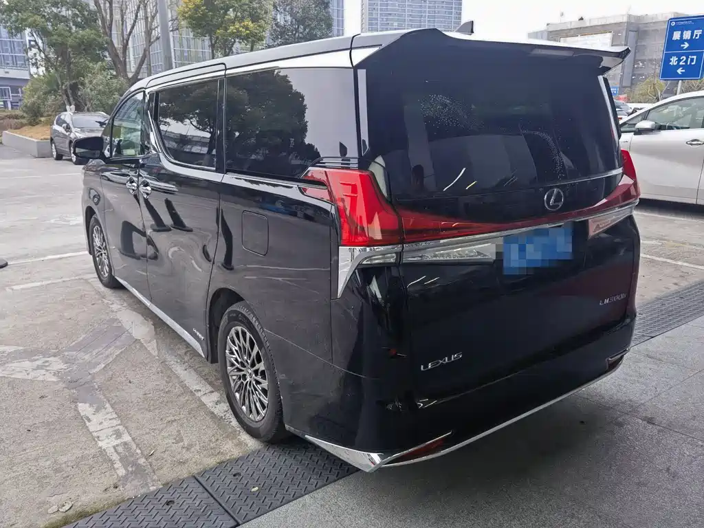 LEXUS LM