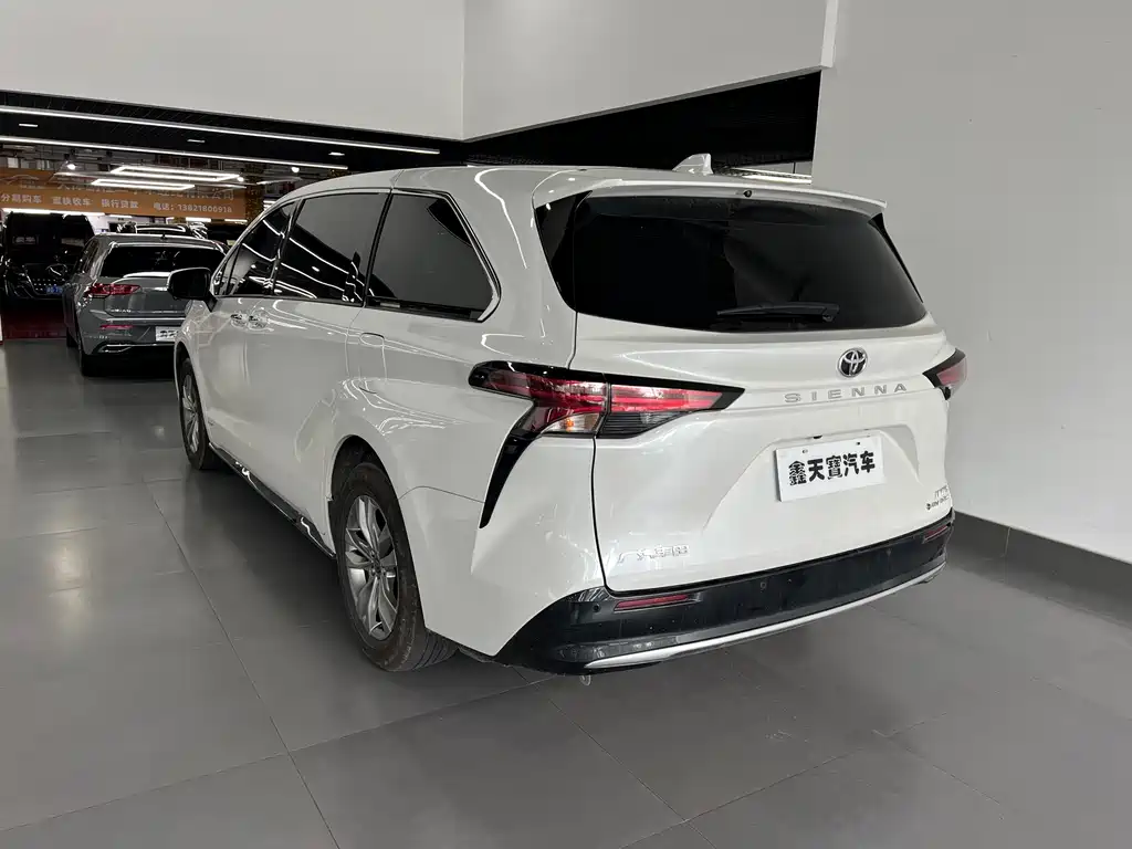 Toyota Sienna — миниатюра 2