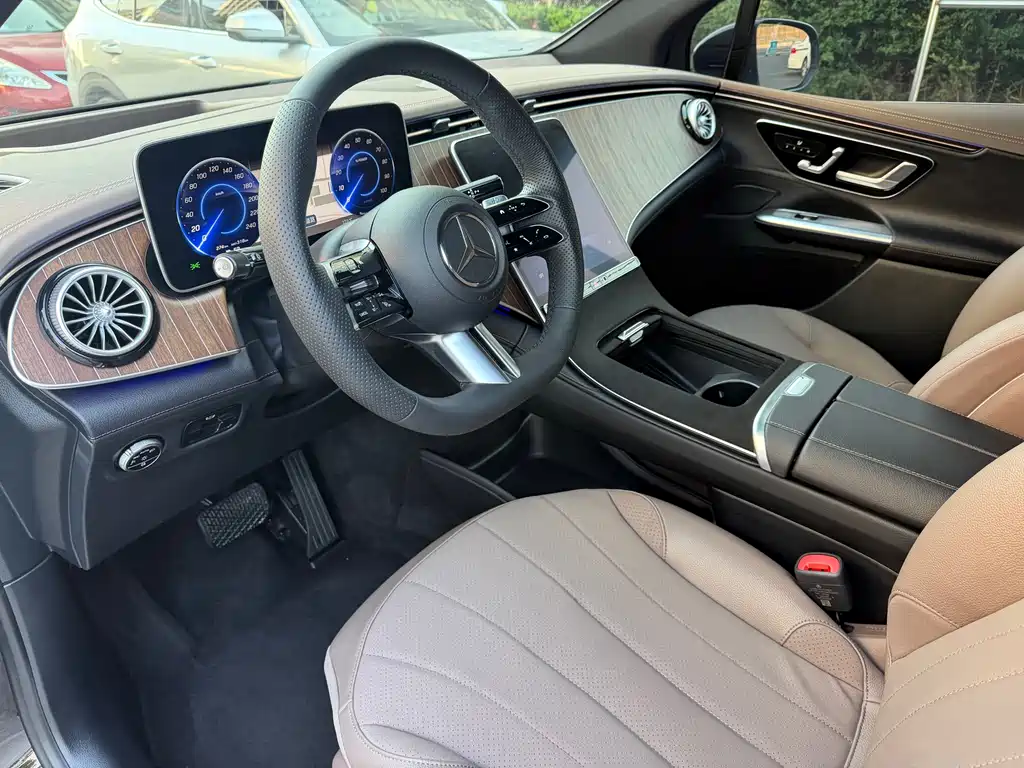 Mercedes-Benz EQE SUV — миниатюра 9