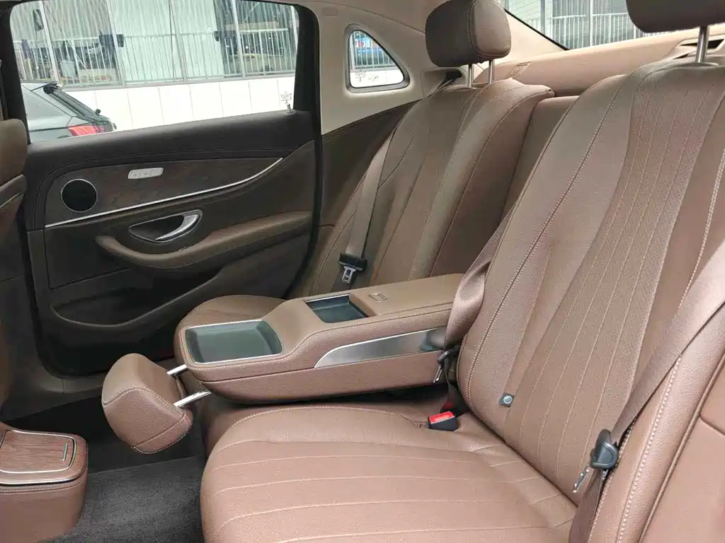 Mercedes-Benz E-Class — миниатюра 7
