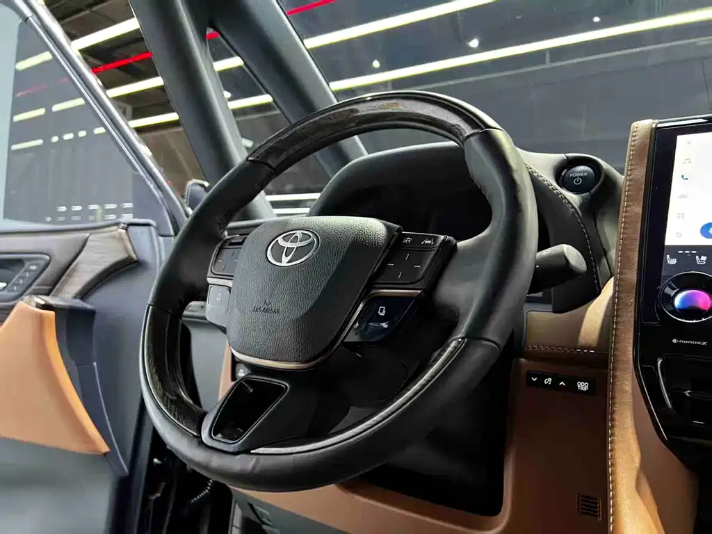 Toyota Alphard — миниатюра 8