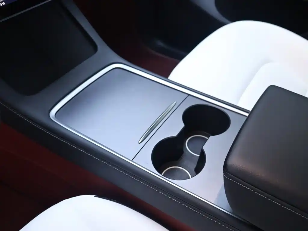 Tesla Model Y — миниатюра 12