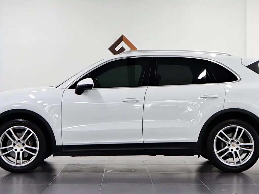 Porsche Cayenne — миниатюра 7