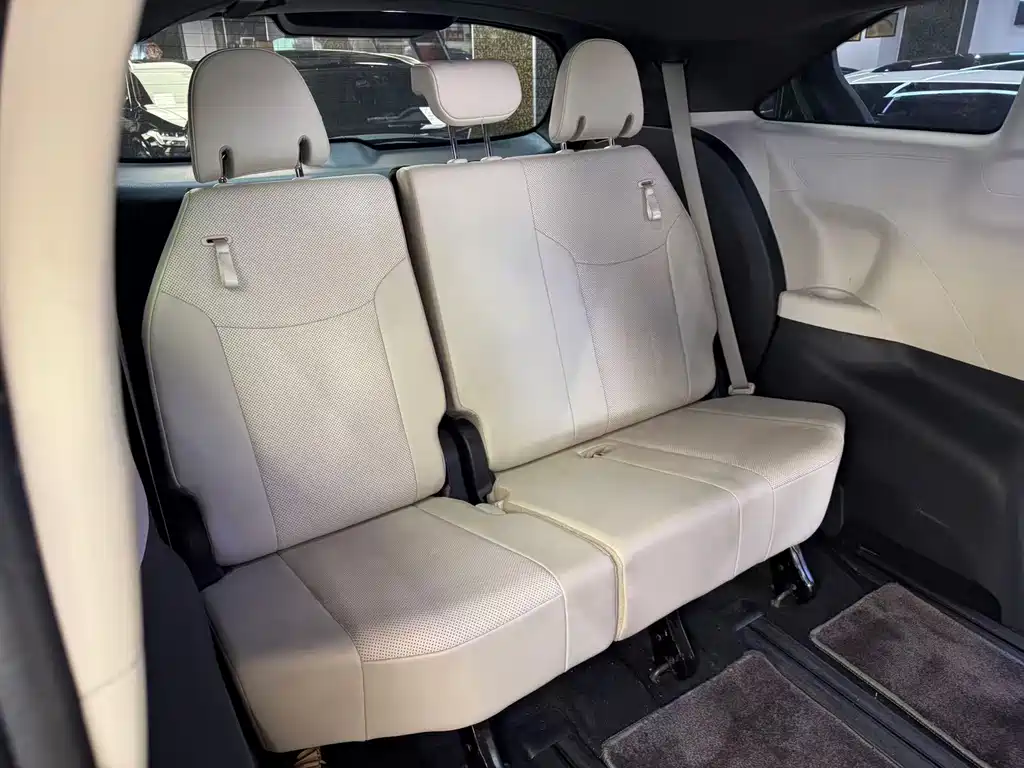 Toyota Sienna — миниатюра 9