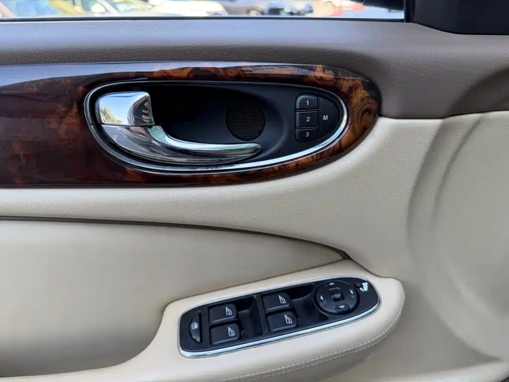 Jaguar XJ — миниатюра 11