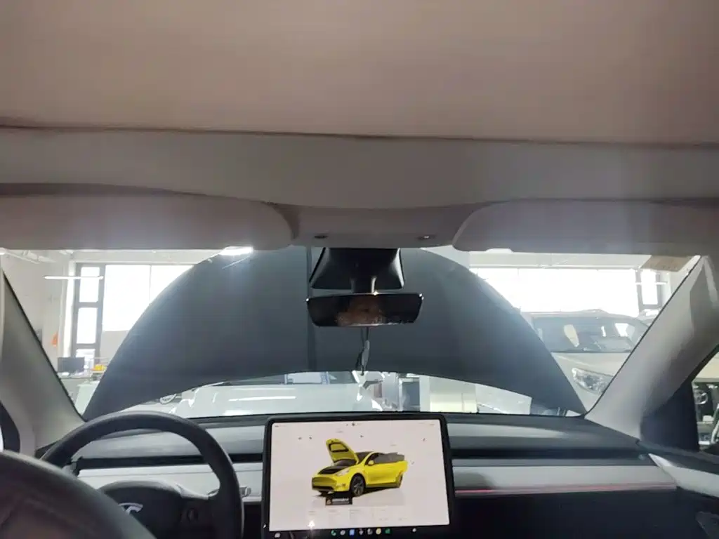 Tesla Model Y — миниатюра 18