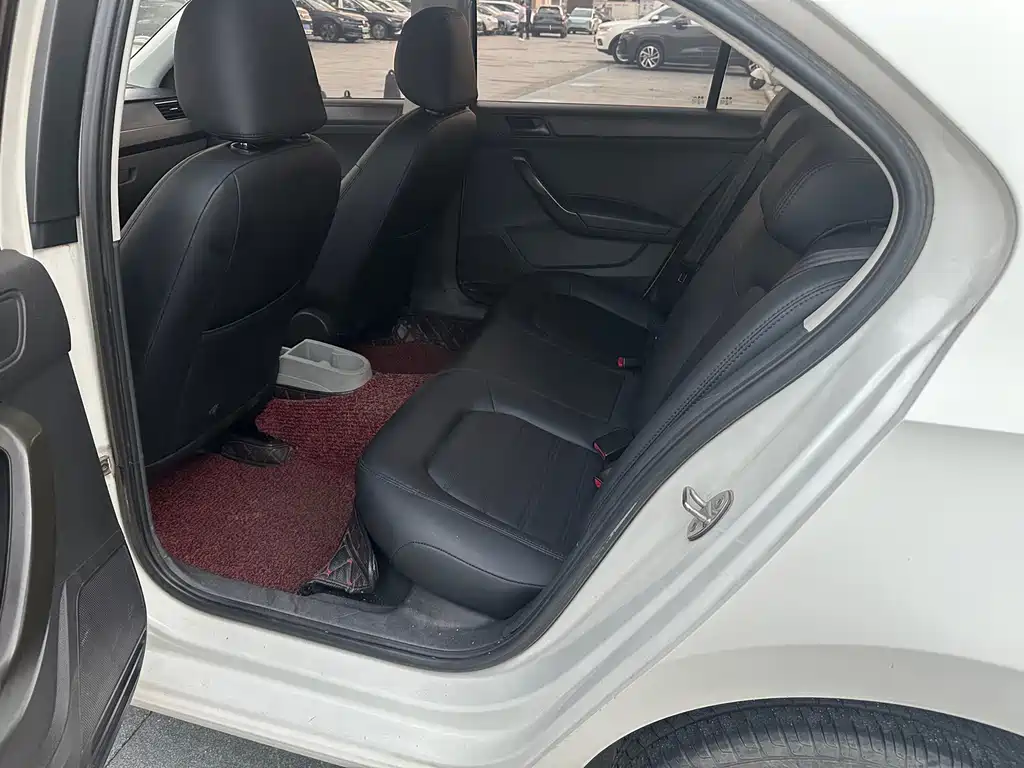 Skoda Rapid — миниатюра 10