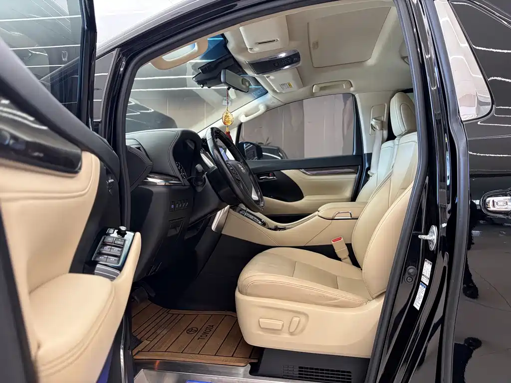 Toyota Alphard — миниатюра 5