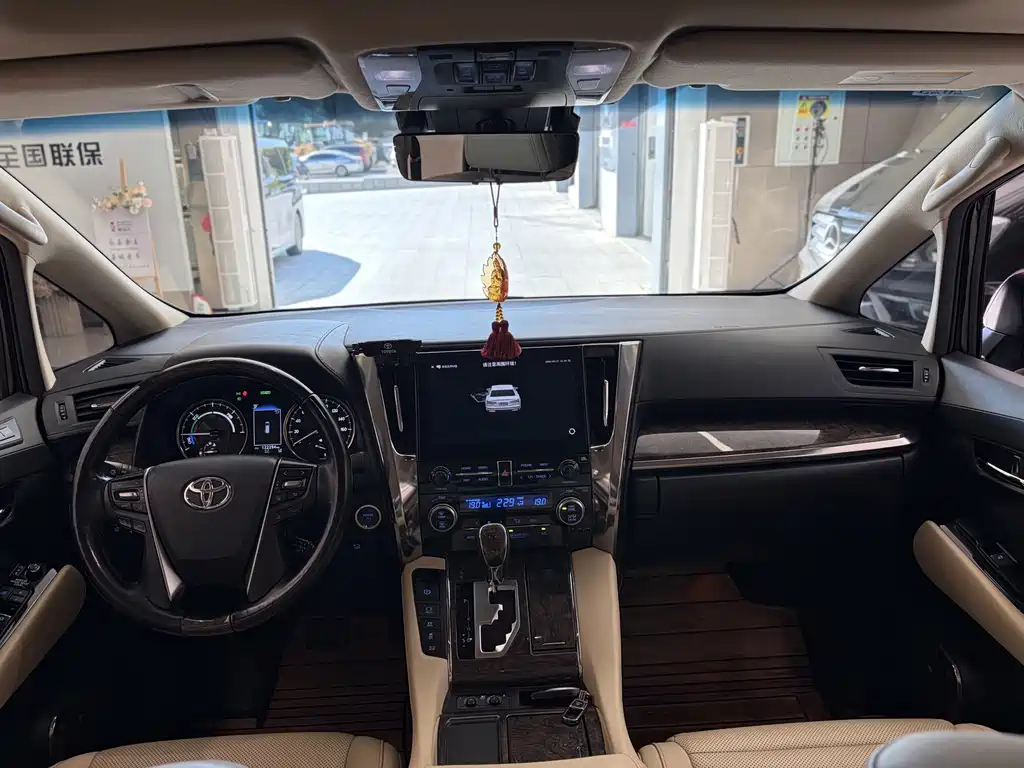 Toyota Alphard — миниатюра 8