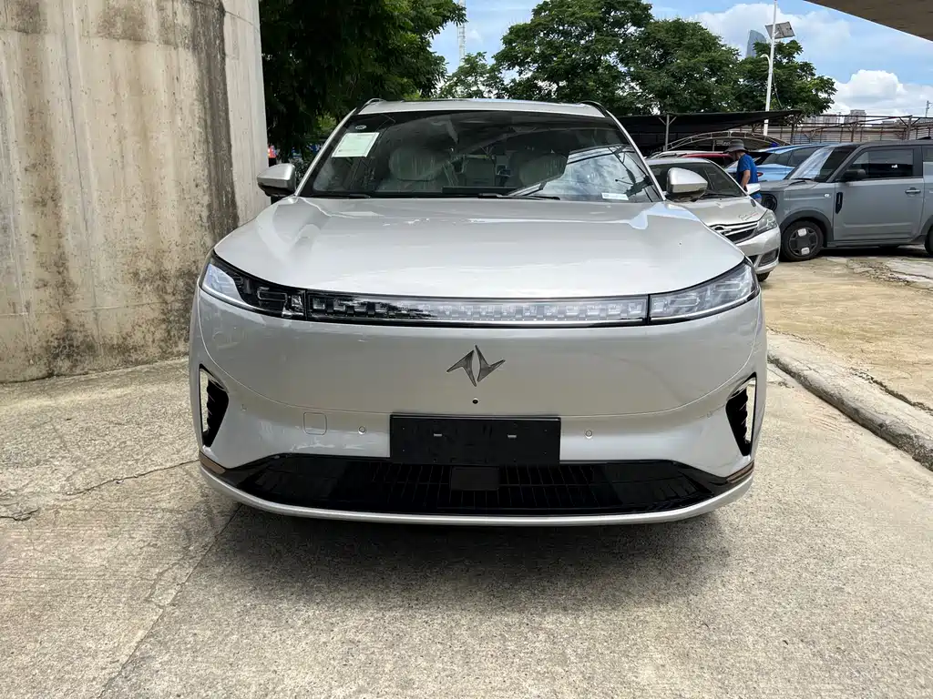 Dongfeng eπ008 2025 210Ultra 5 мест