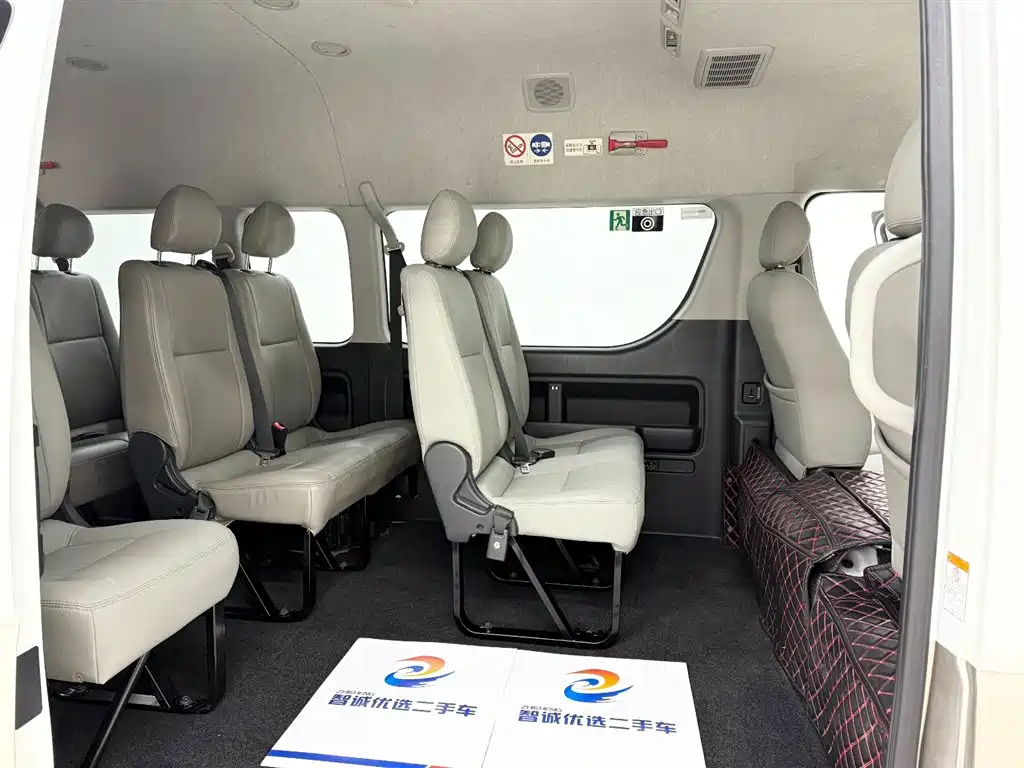 Toyota HiAce 2011 2.7L AT Standard 13 мест