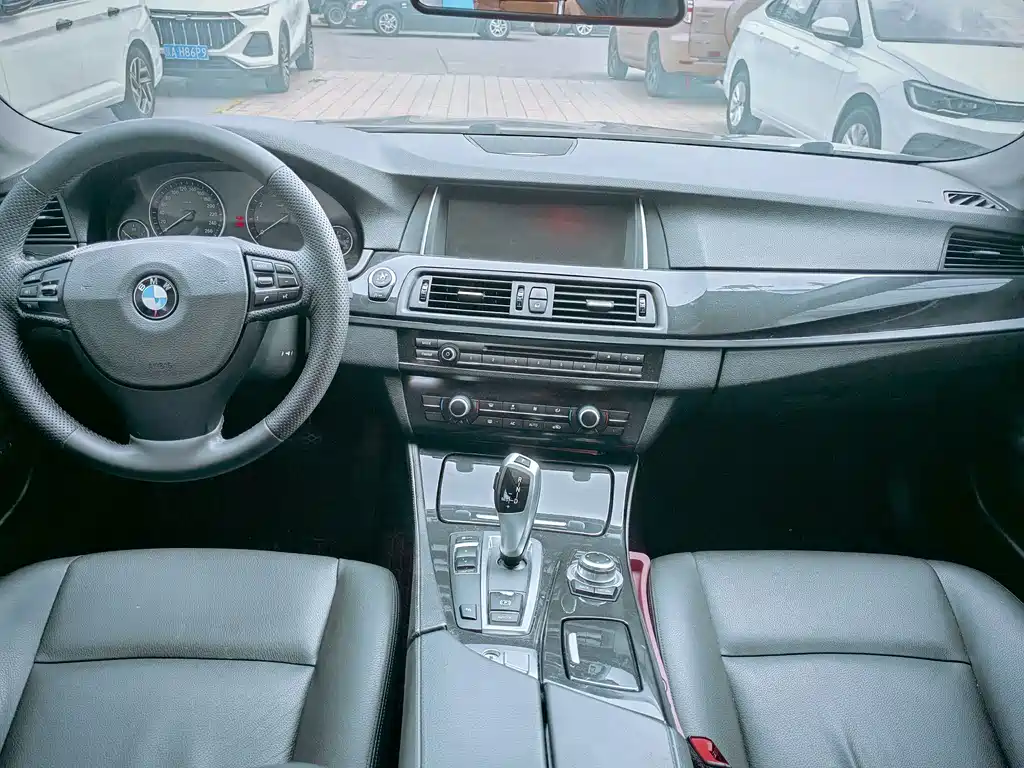 BMW 5 Series — миниатюра 6
