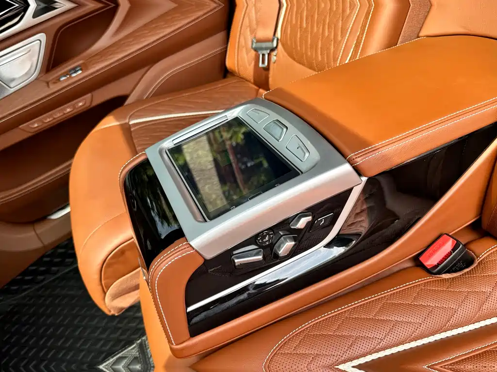 BMW 7 Series — миниатюра 21