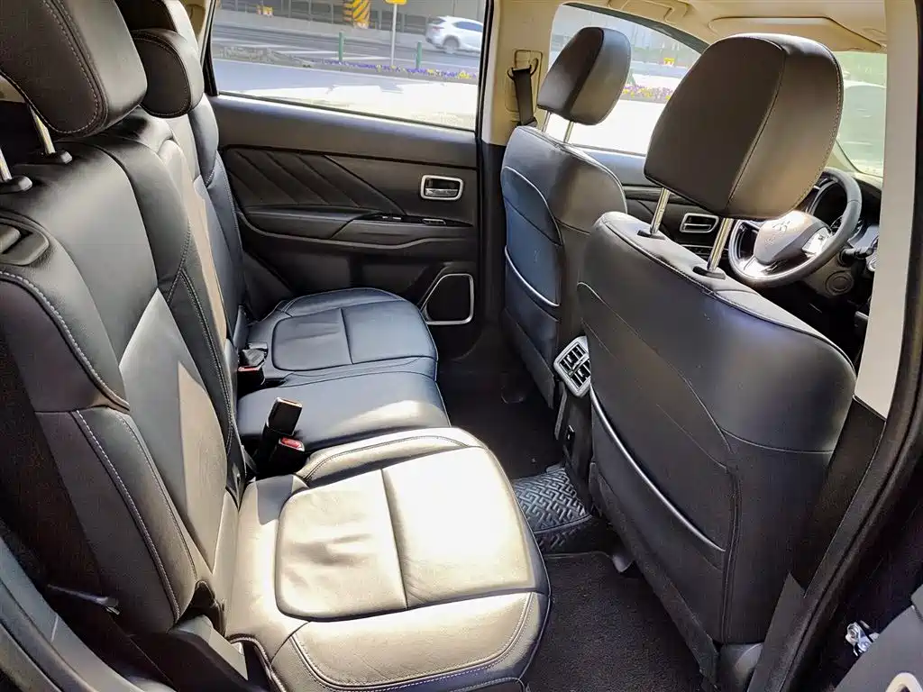 MITSUBISHI OUTLANDER