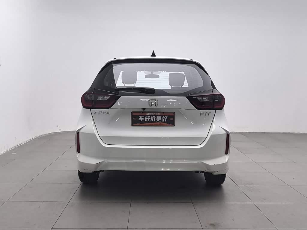 Honda Fit 1.5 л 2021 г. Белый, пробег 20400 км