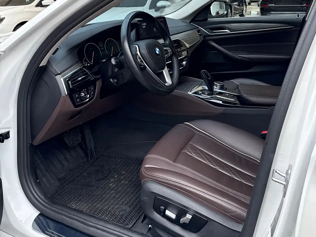 BMW 5 Series — миниатюра 9