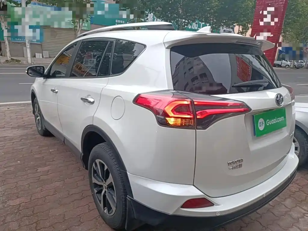 Toyota RAV4 — миниатюра 5