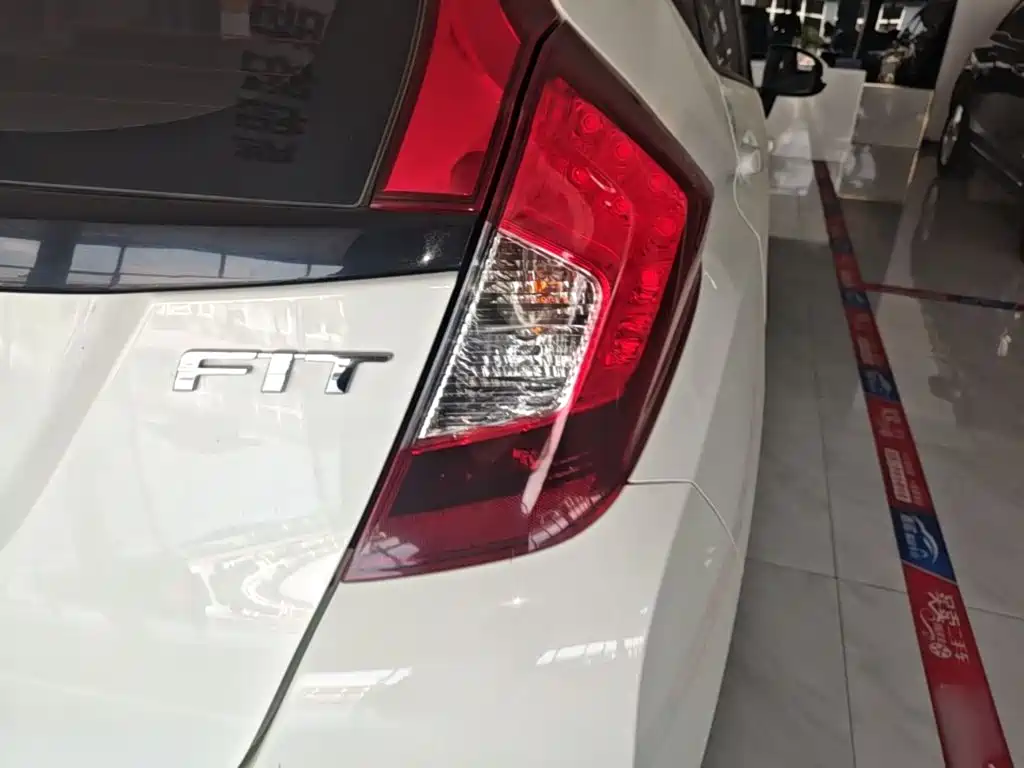 Honda Fit — миниатюра 8