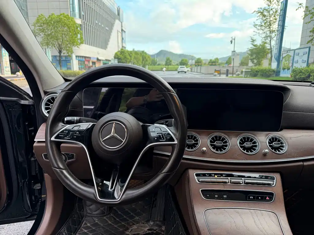 Mercedes-Benz E-Class — миниатюра 10