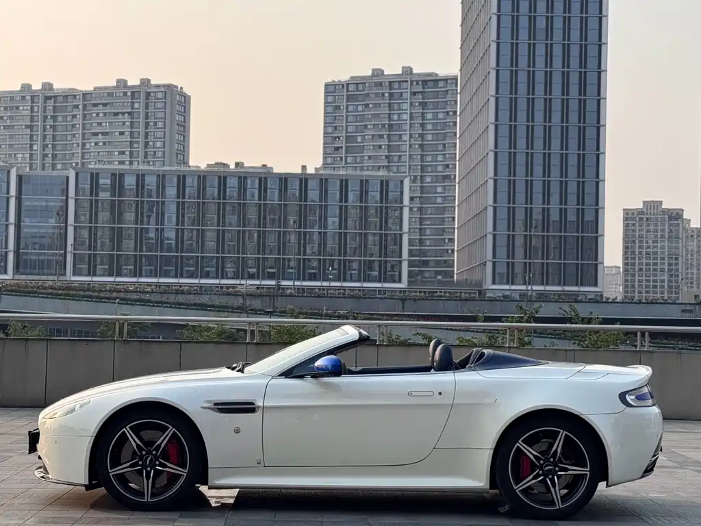 ASTON MARTIN V8 VANTAGE