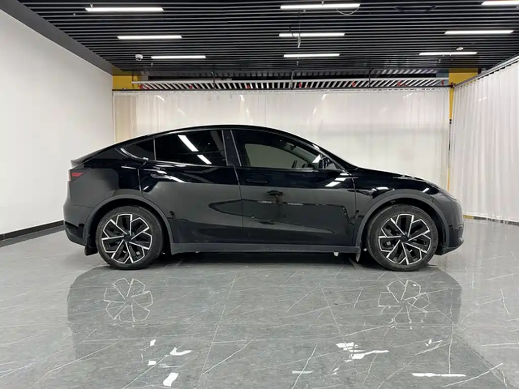 Tesla Model Y — миниатюра 8