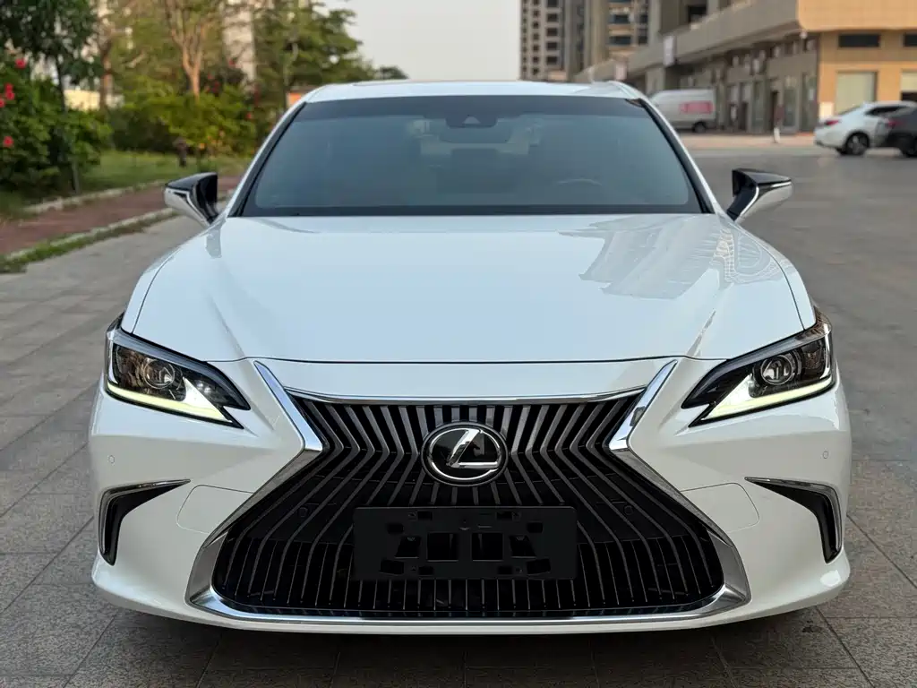 Lexus ES 2019