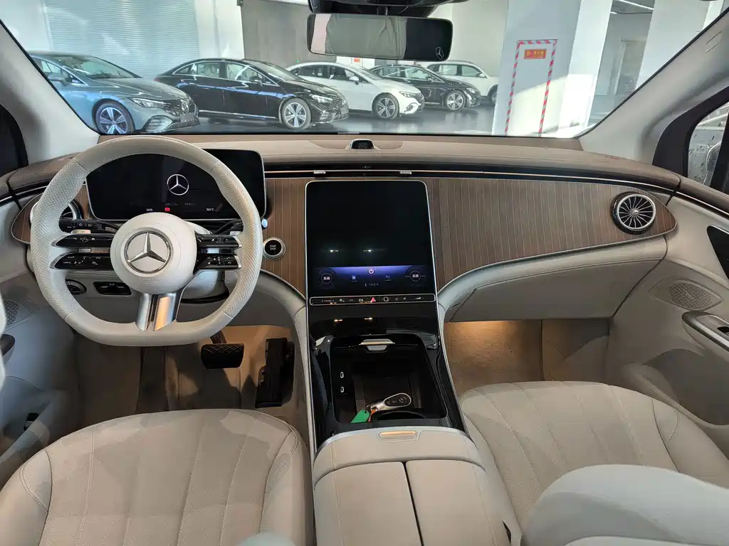 Mercedes-Benz EQE SUV — миниатюра 9