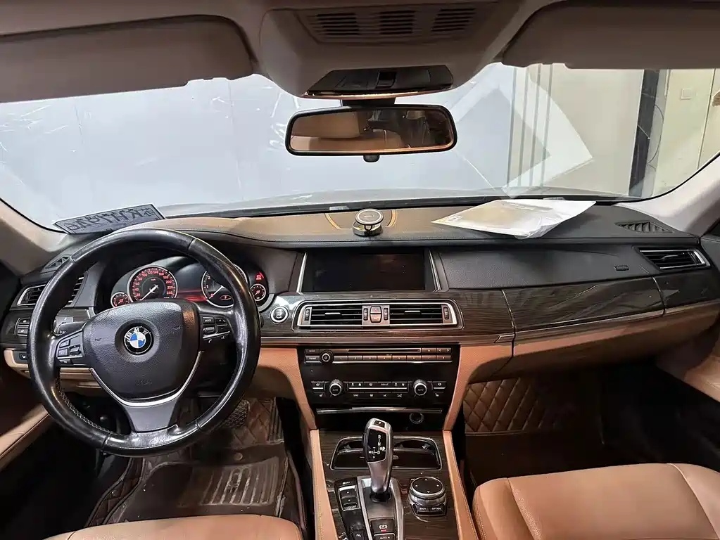 BMW 7 Series — миниатюра 6