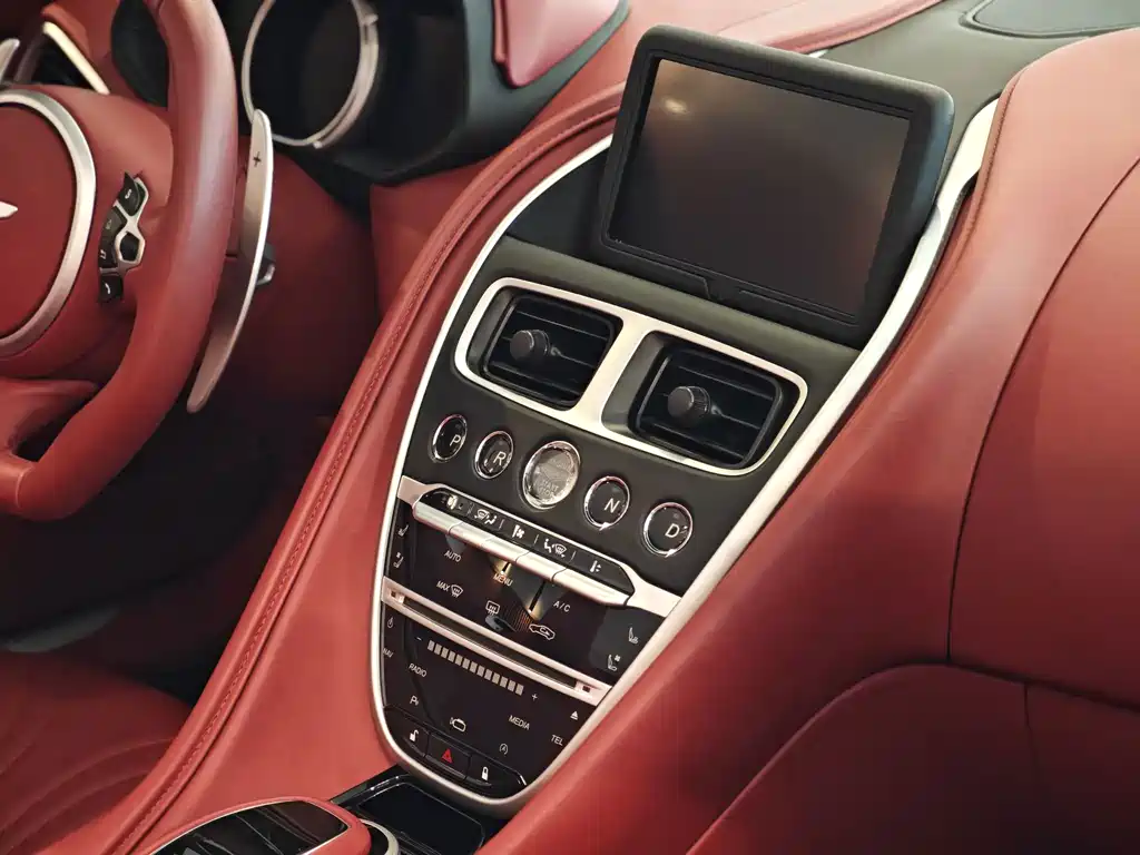 Aston Martin DB11 — миниатюра 8