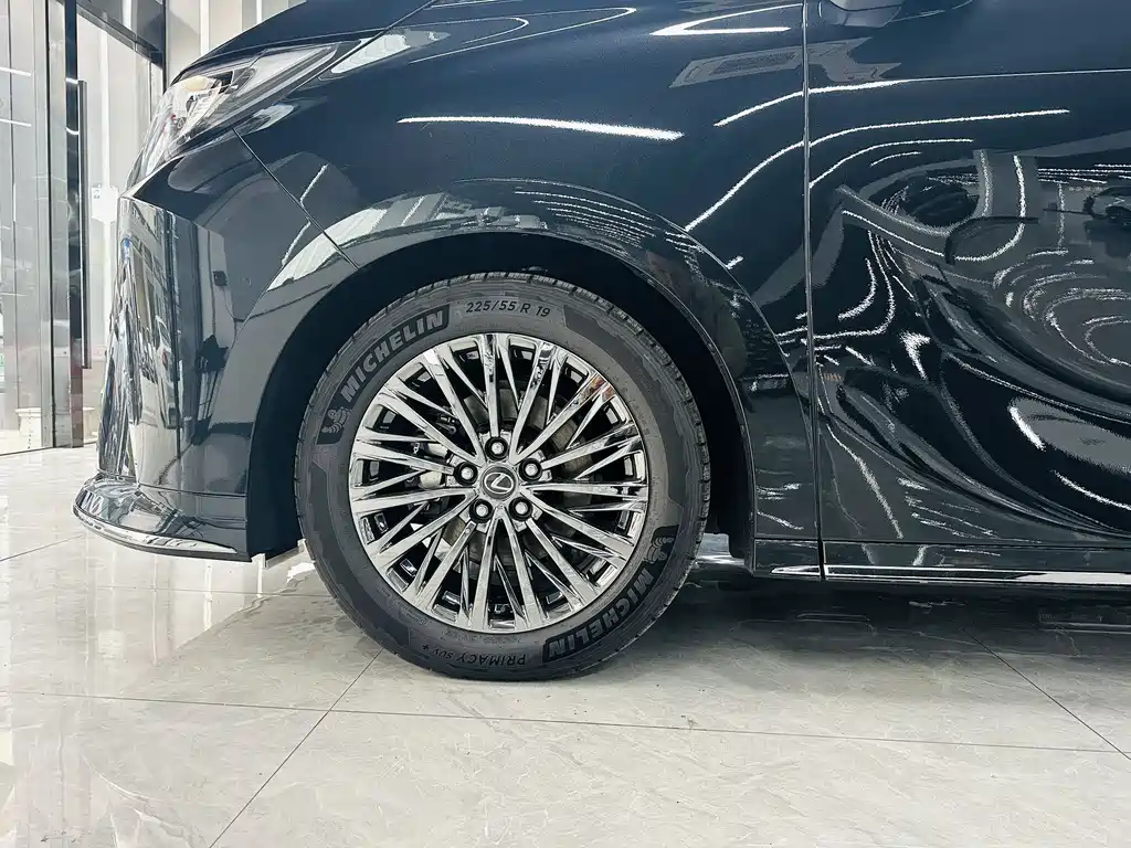 Lexus LM 2025 350h мест