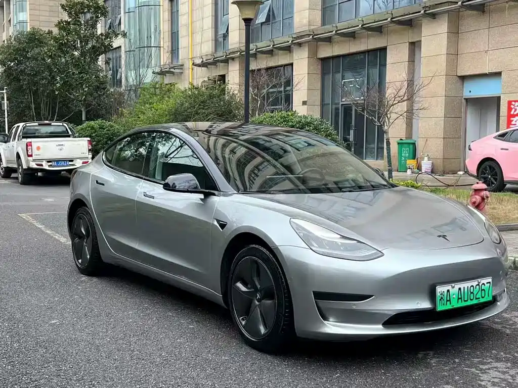 TESLA MODEL 3