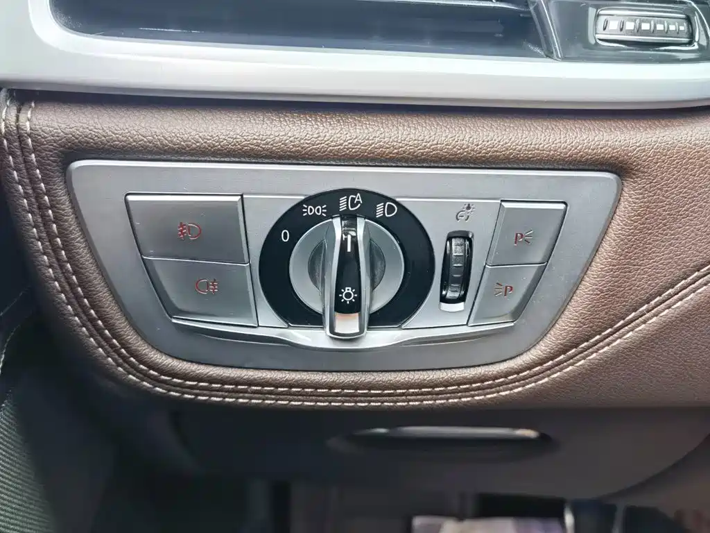 BMW 7 Series — миниатюра 30