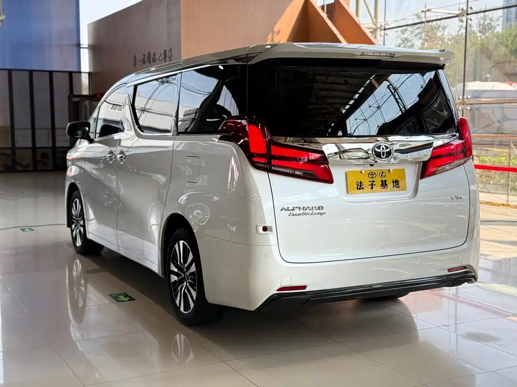 Toyota Alphard — миниатюра 24