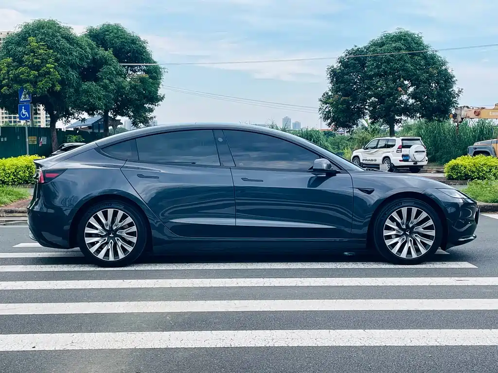Tesla Model 3 — миниатюра 4