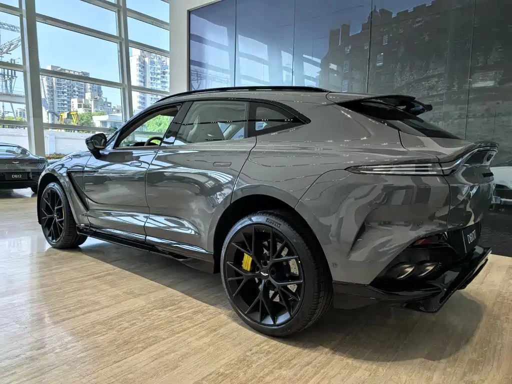 Aston Martin DBX 2025 4.0T V8 707