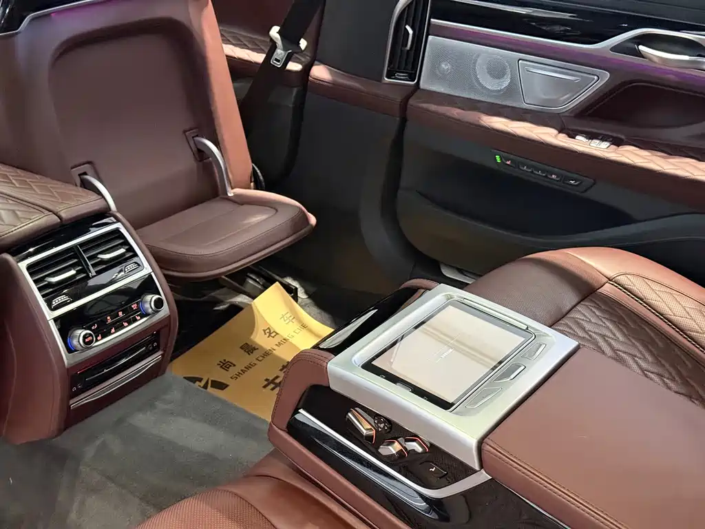 BMW 7 Series — миниатюра 11