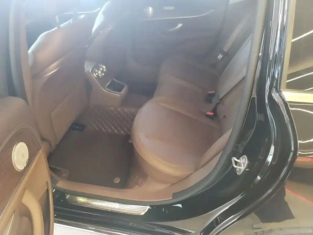 Mercedes-Benz E-Class — миниатюра 17