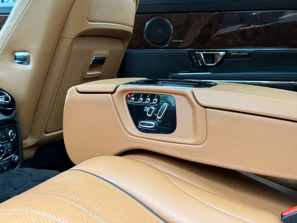 Jaguar XJ — миниатюра 20