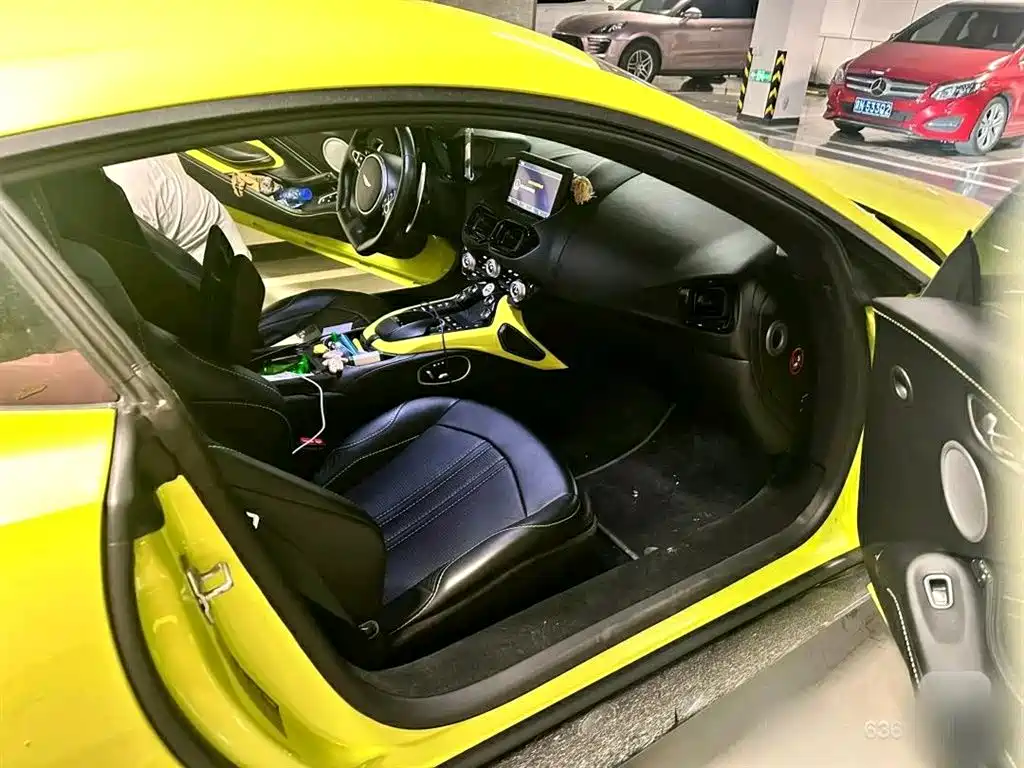 Aston Martin V8 Vantage 2018 4.0T V8 Coupe