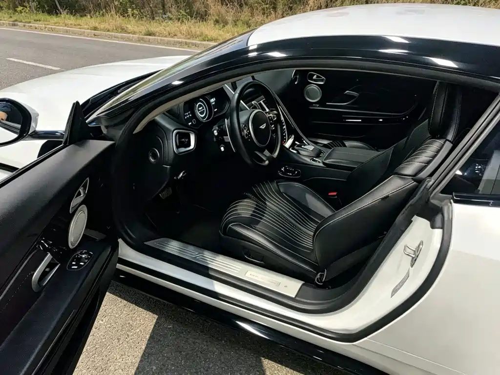 Aston Martin DB11 — миниатюра 5