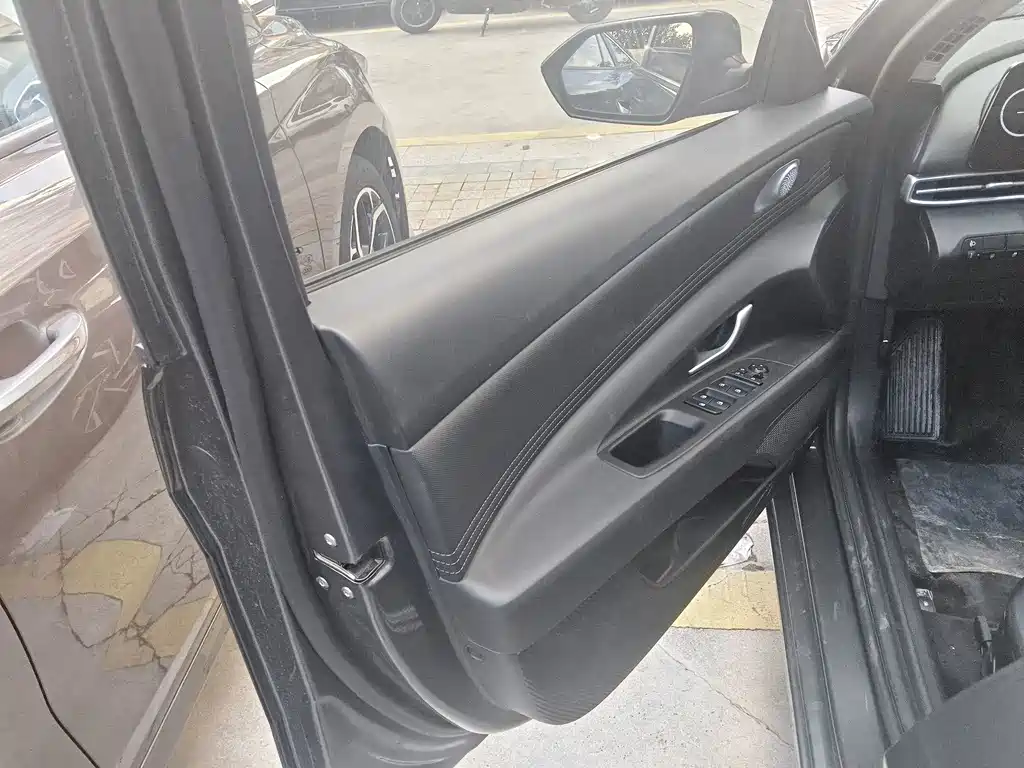 Hyundai Elantra — миниатюра 14