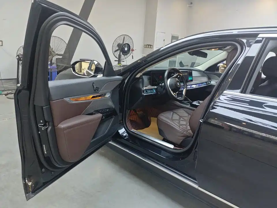 BMW 7 Series — миниатюра 4