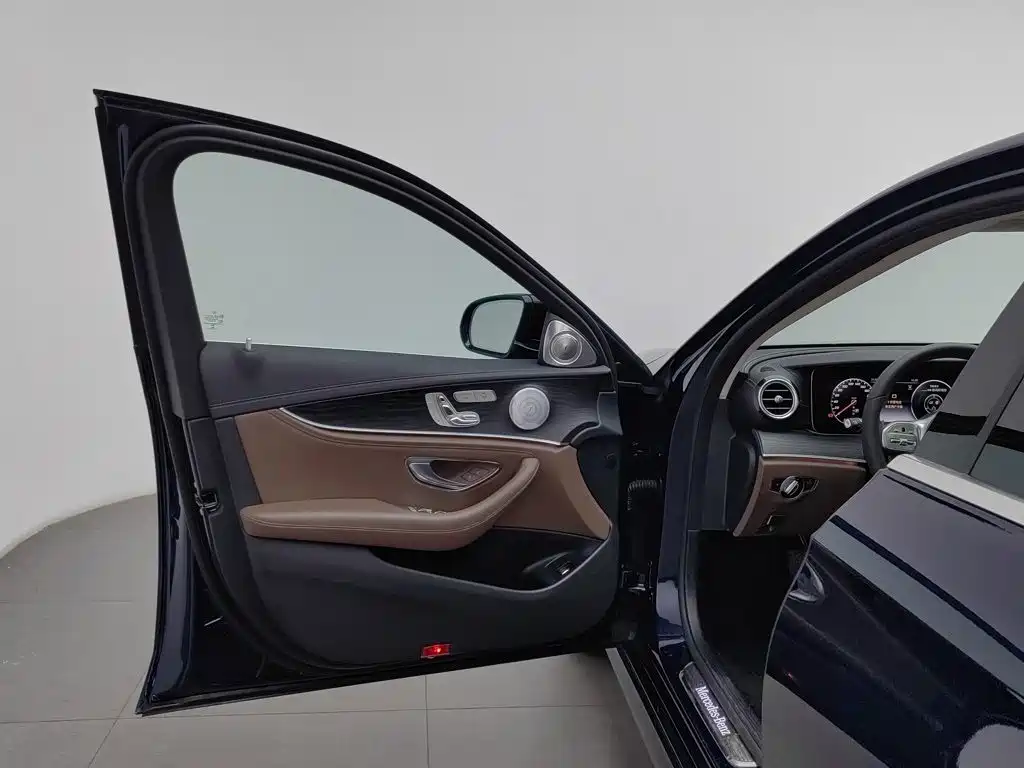 Mercedes-Benz E-Class — миниатюра 8