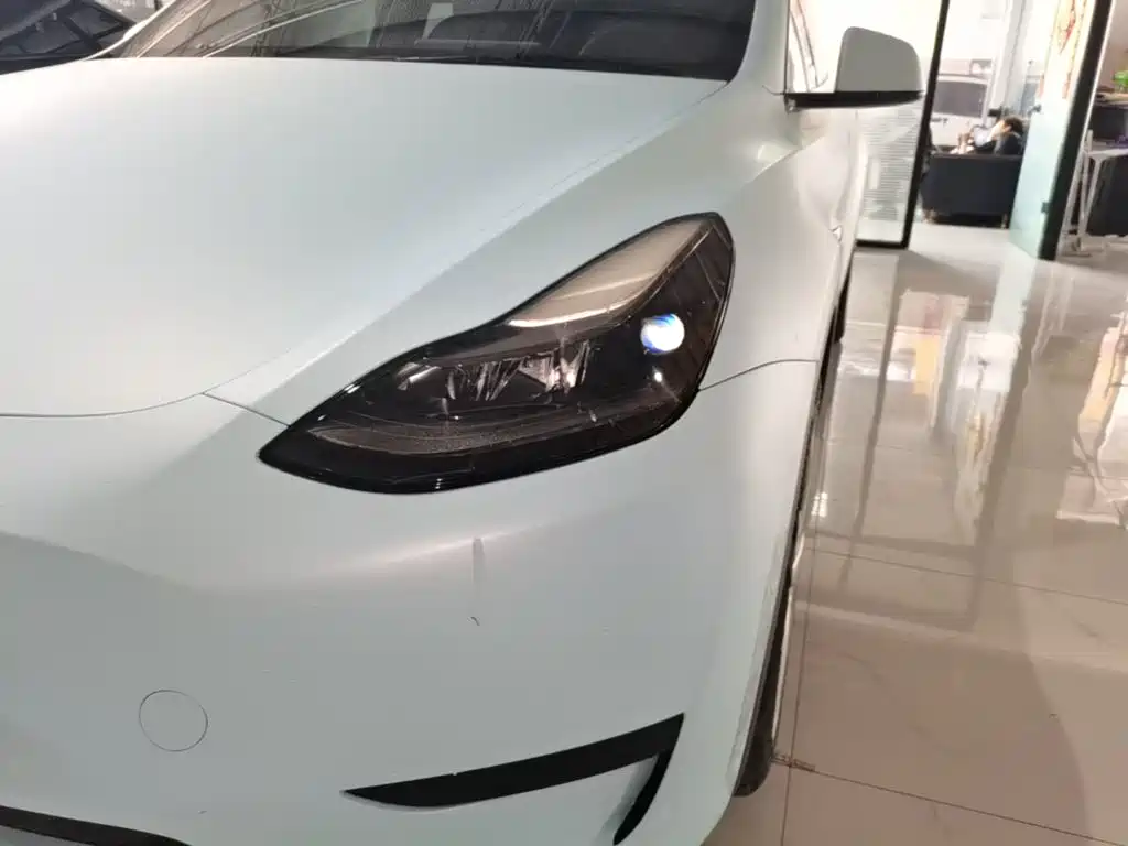 Tesla Model Y — миниатюра 24