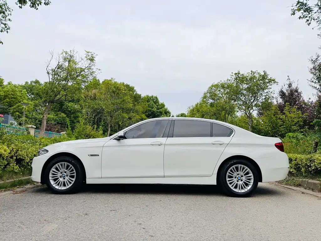 BMW 5 Series — миниатюра 4