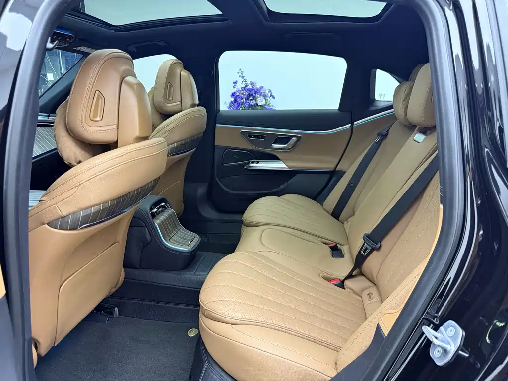 Mercedes-Benz E-Class — миниатюра 13